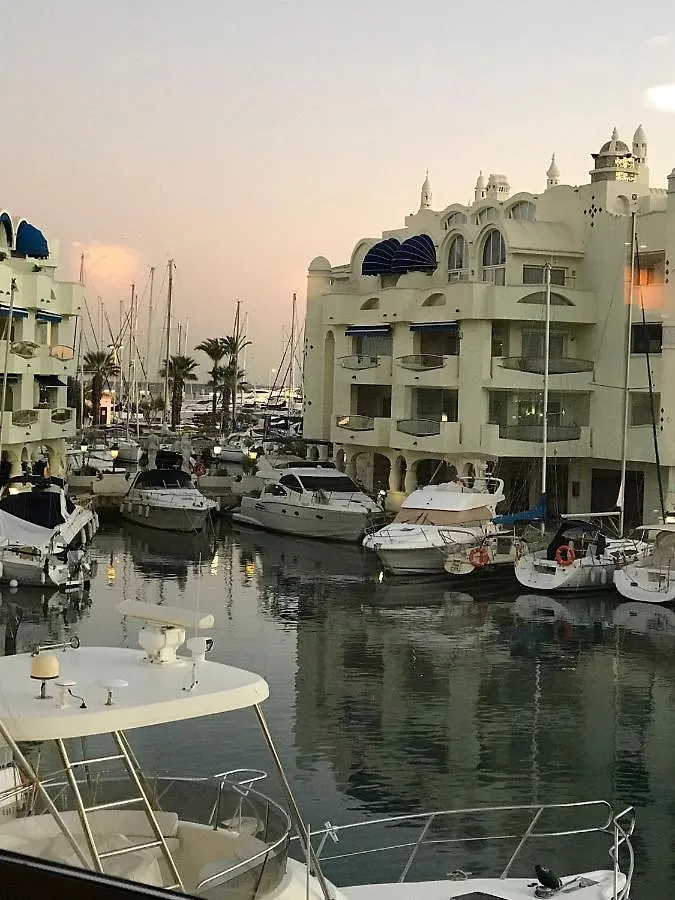 Luxury Waterfront Apartment 贝纳尔马德纳