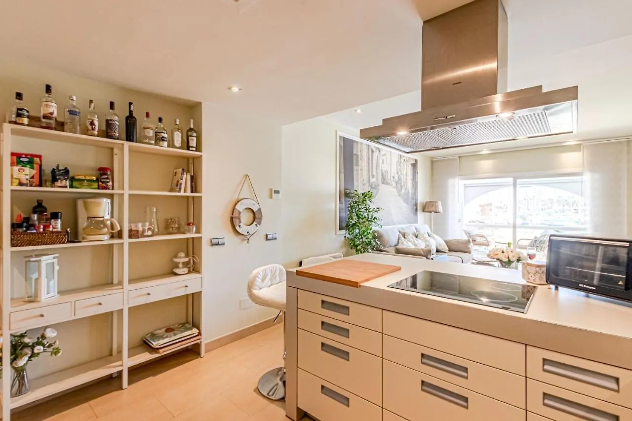Luxury Waterfront Apartment 贝纳尔马德纳 0*,