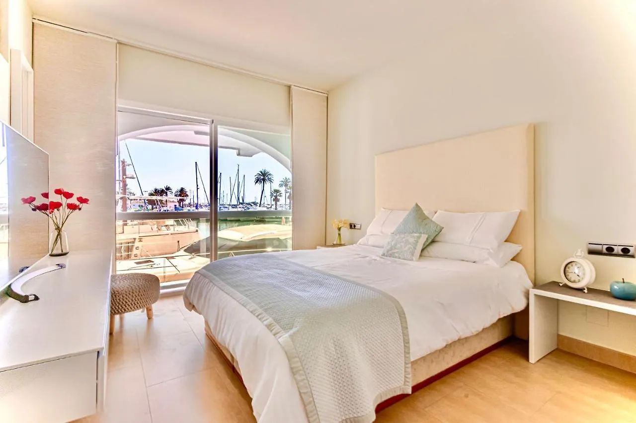 Luxury Waterfront Apartment 贝纳尔马德纳